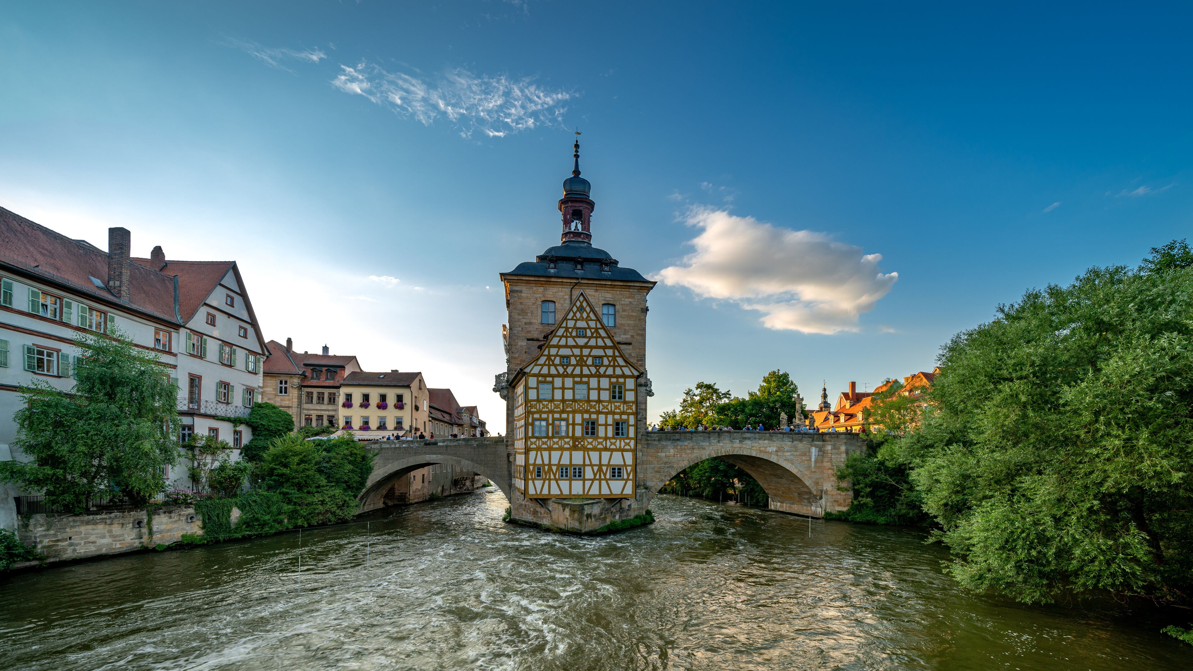 Dämmerung über dem historischen Rathaus in Bamberg