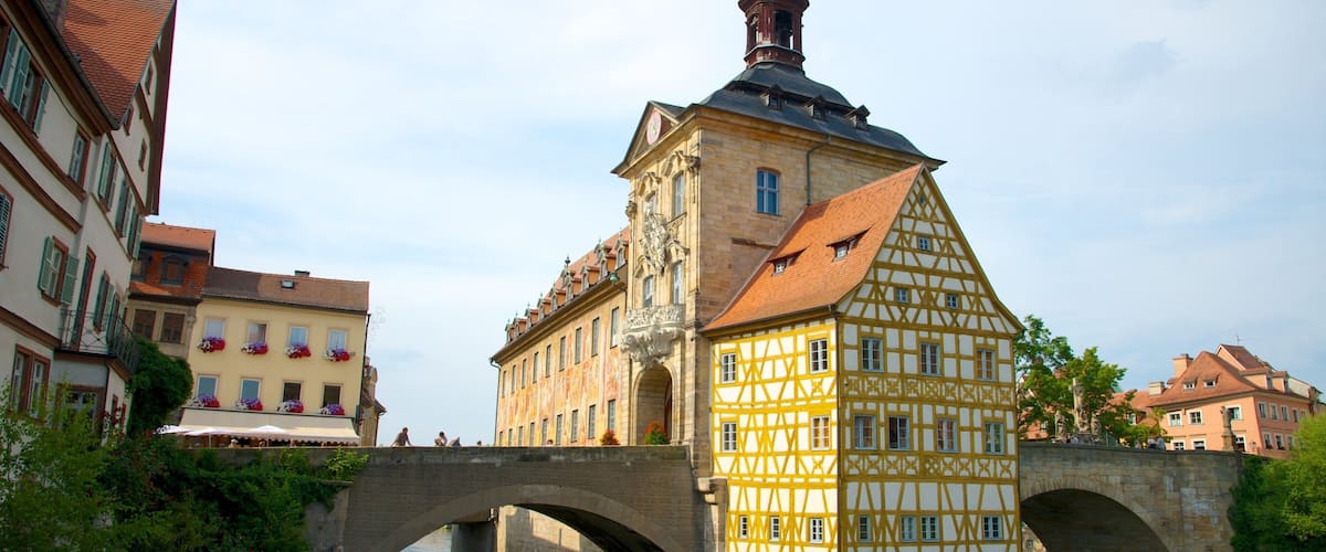 Bamberg mostrando un puente, una pequeña ciudad o pueblo y un río o arroyo