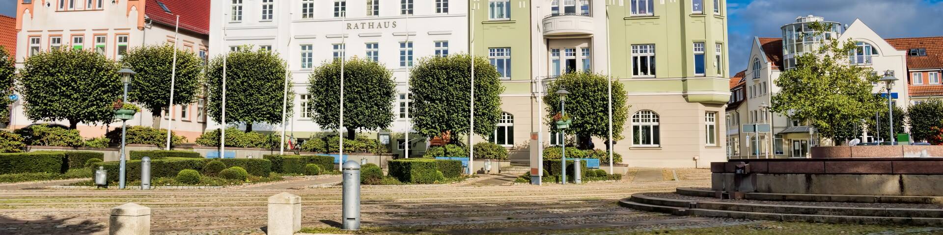 bergen auf rügen, deutschland - rathausplatz mit altem brunnen