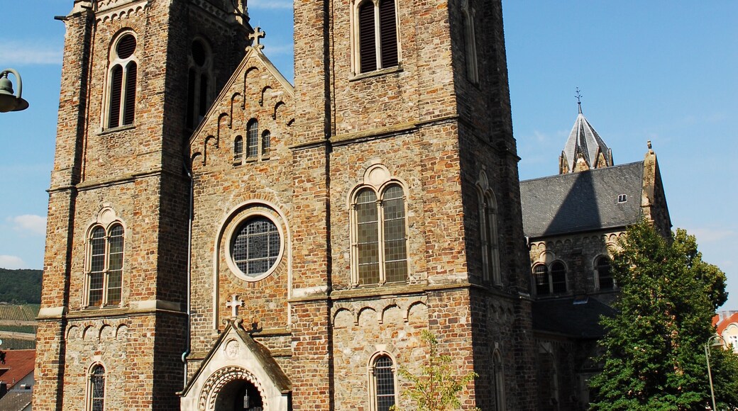 Katholische Pfarrkirche St. Rupertus und St. Hildegard in Bingerbrück (Bingen am Rhein), Gutenbergstraße 2: neuromanische Bruchstein-Basilika, Doppelturmfassade, 1890–92, Architekten Carl Rüdell und Richard Odenthal, Köln. Blick von Süden auf die Doppelturmfassade.