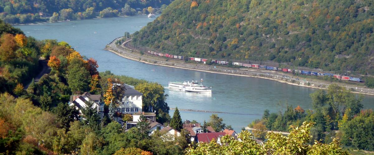 Das Rheintal bei Bingerbrück mit Blick auf Burg Rheinstein