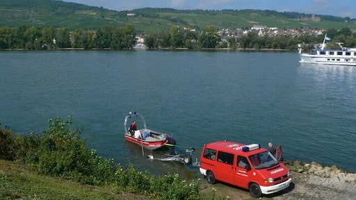 Loading a fire service launch near Bingen