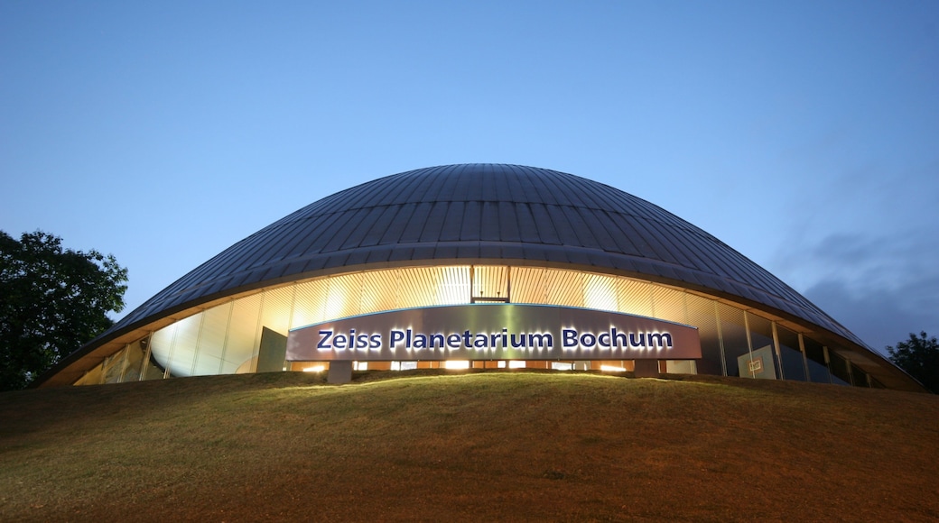 Bochum mettant en vedette signalisation, un coucher de soleil et architecture moderne