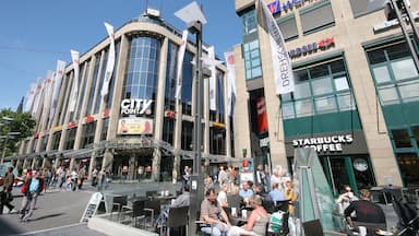 Bochum mostrando arquitectura moderna, escenas cotidianas y comidas al aire libre