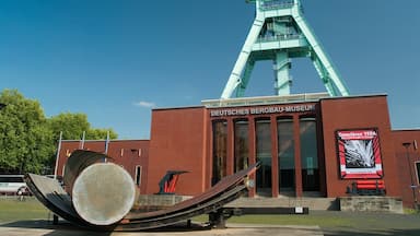 Museu Alemão da Mineração com uma grande escultura em frente.