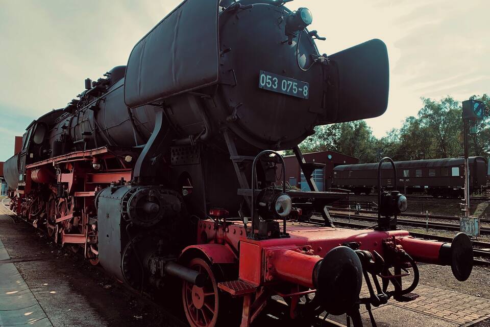 Eine Dampflokomotive mit der Nummer 053 075-8 auf einem Gleis.
