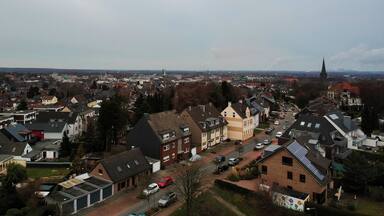 Drone shot over my home town Bottrop. Shortly after that shot my phone decided to end the wifi connection. Almost had a heart attack seeing the drone just hanging in the air...
