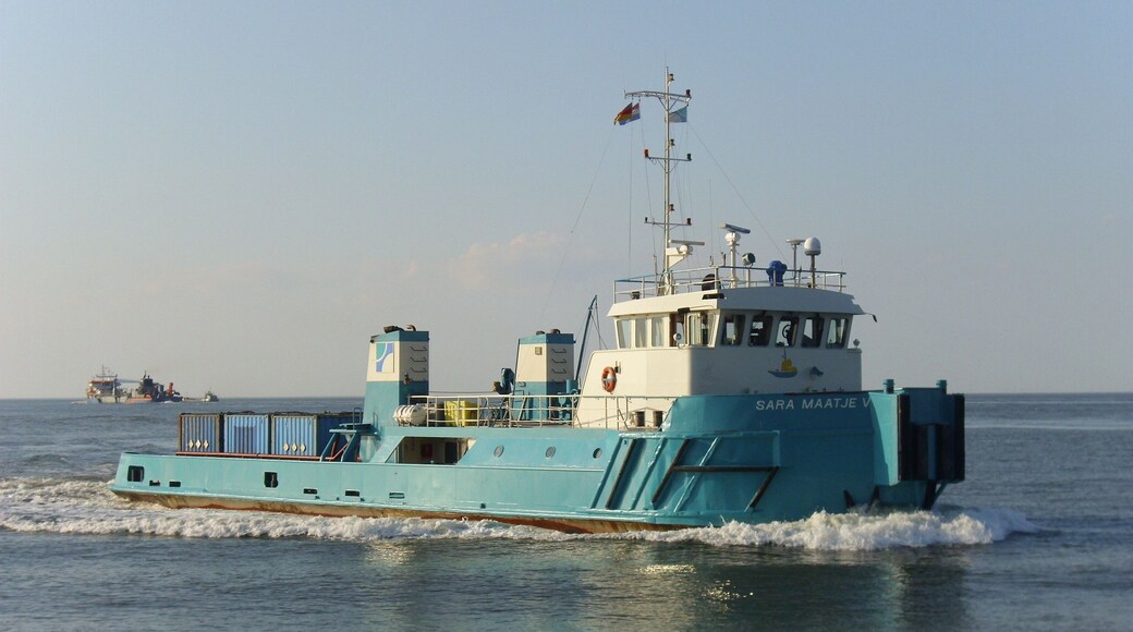 The supply vessel Sara Maatje V inbound on the Elbe river. Details of the ship: external website.