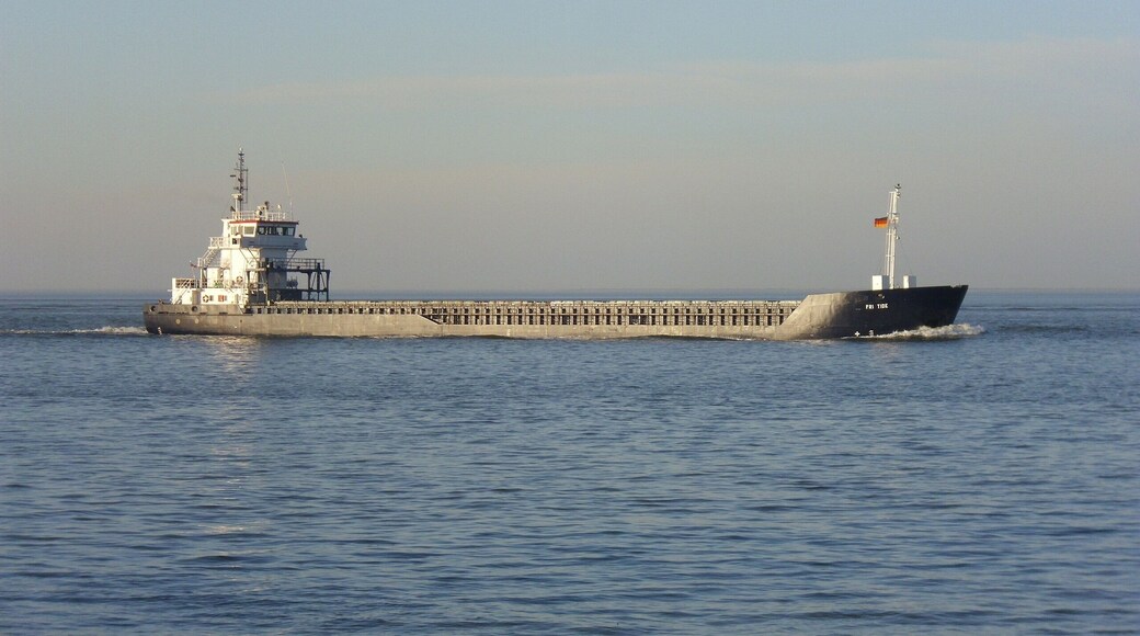 The general cargo ship Fri Tide inbound on the Elbe river. Details of the ship: external website (pdf).