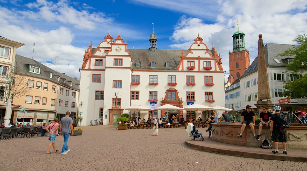 Darmstadt que incluye una plaza, una fuente y escenas cotidianas