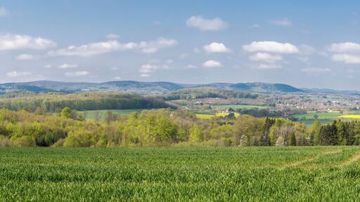 Panoramaansicht von der Leistruper-Wald-Straße Richtung Westen, im Wesentlichen LSG Südliches Lipper Bergland mit Werrehügelland und Detmolder Hügelland sowie Bielefelder Osning mit Pivitsheider Bergen