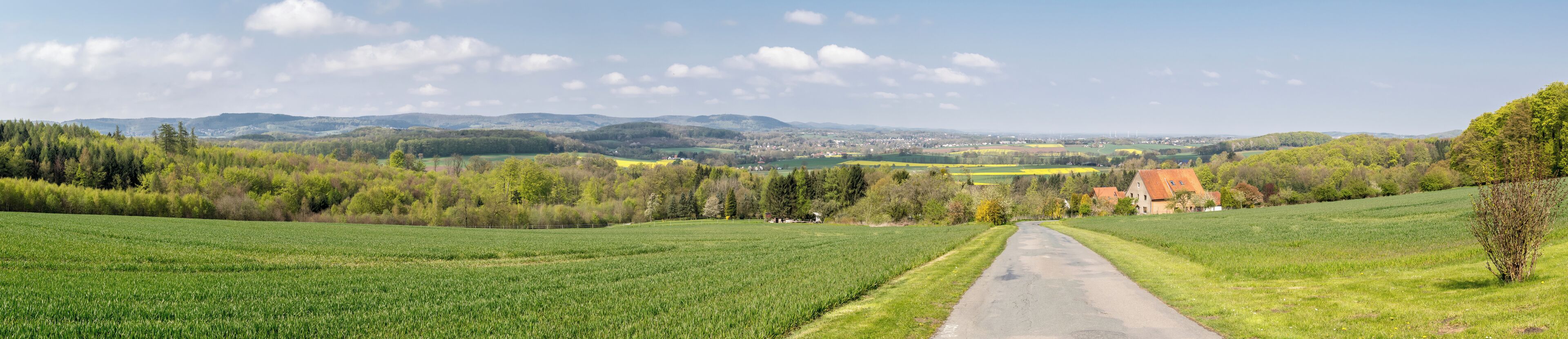 Panoramaansicht vom Strangweg Richtung Westen, im Wesentlichen LSG Südliches Lipper Bergland mit Werrehügelland und Detmolder Hügelland sowie Bielefelder Osning mit Pivitsheider Bergen