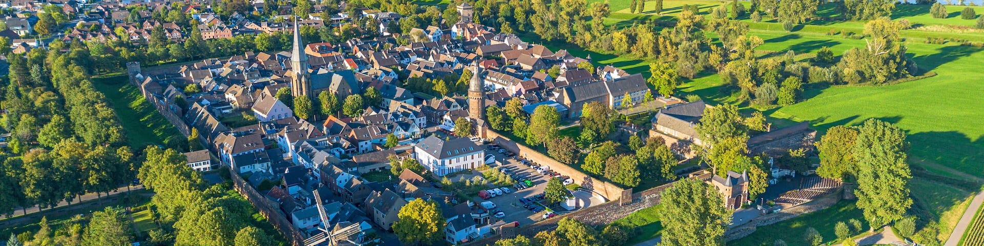 Luftbild der ehemaligen Zollfeste Zons am Rhein