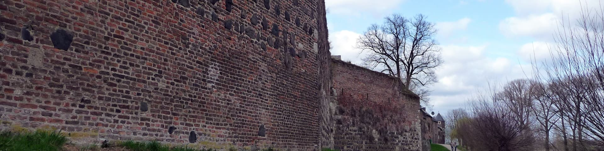 Zollfeste Zons – Die östliche Stadtmauer am Rheinufer