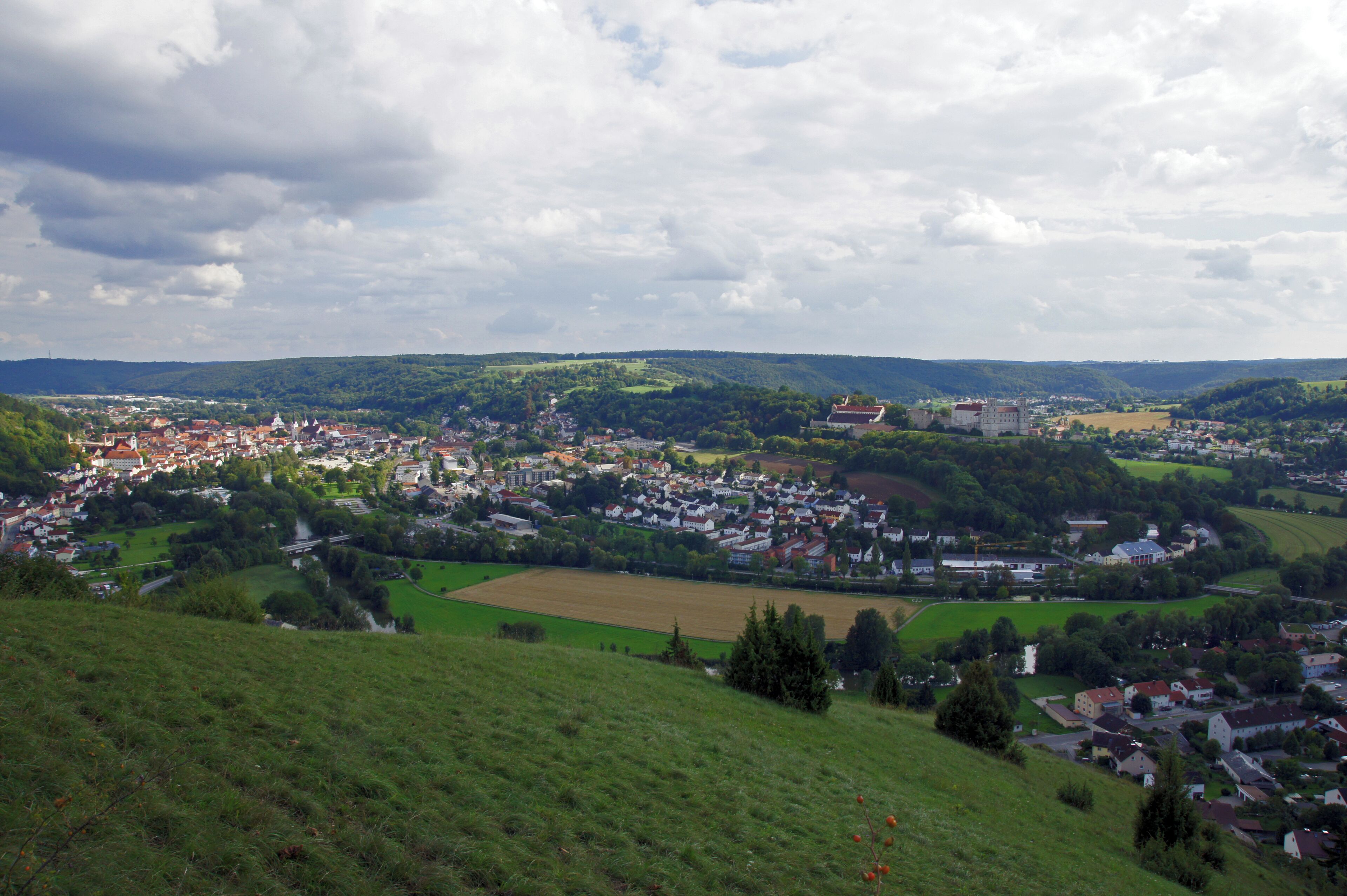 Blick vom Altmühltal-Panoramaweg bei Wintershof auf Eichstätt