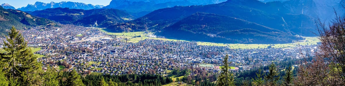 Eine Berglandschaft mit einer Stadt, eingebettet in ein Tal.