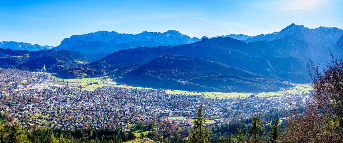 Eine Berglandschaft mit einer Stadt, eingebettet in ein Tal.