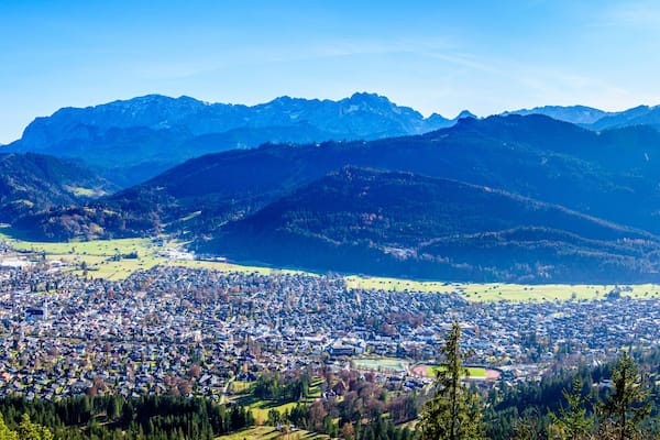 Eine Berglandschaft mit einer Stadt, eingebettet in ein Tal.
