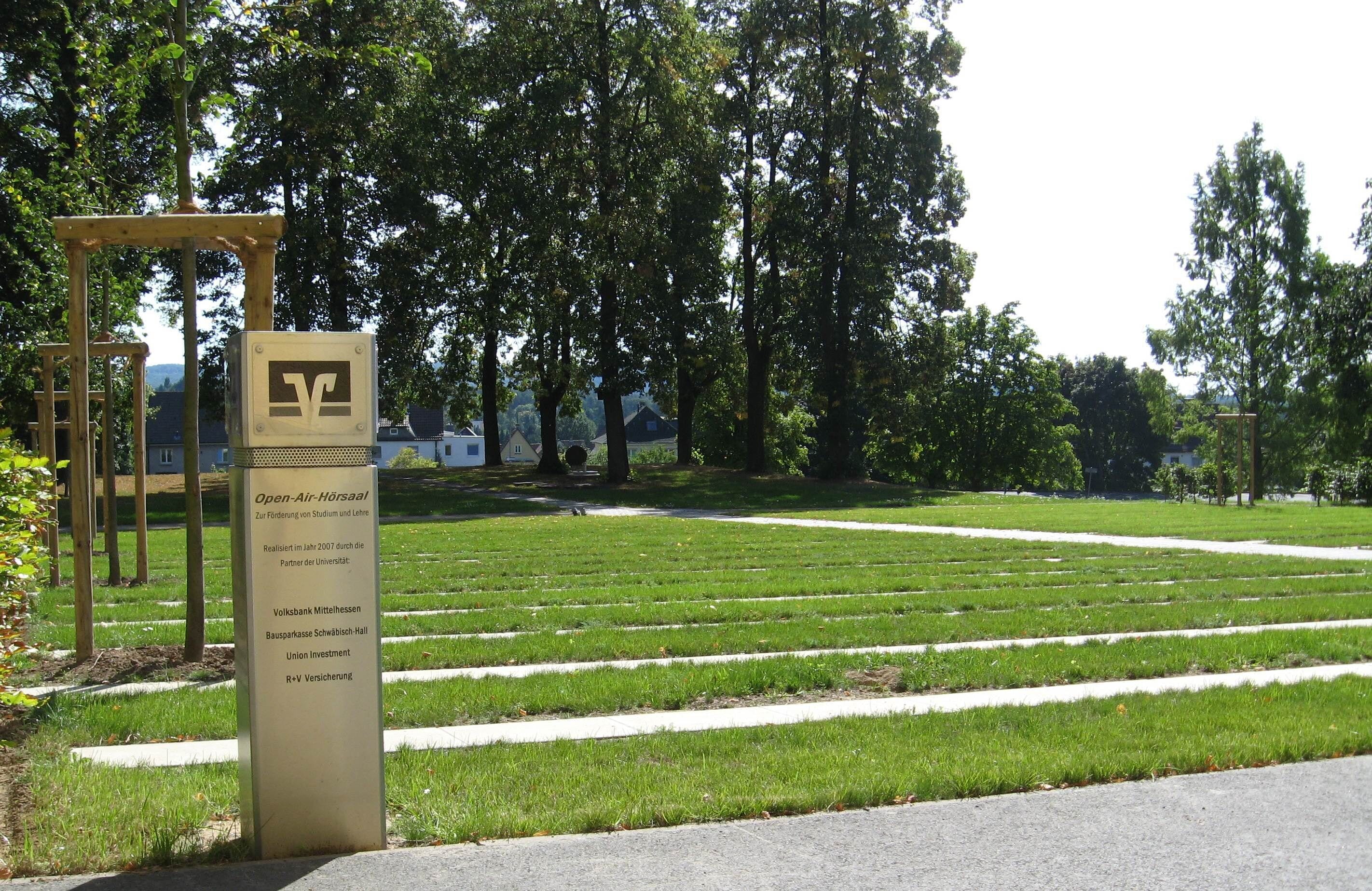 Der Open-Air-Hörsaal am Fachbereich für Wirtschaft und Jura der Justus-Liebig-Universität Gießen
