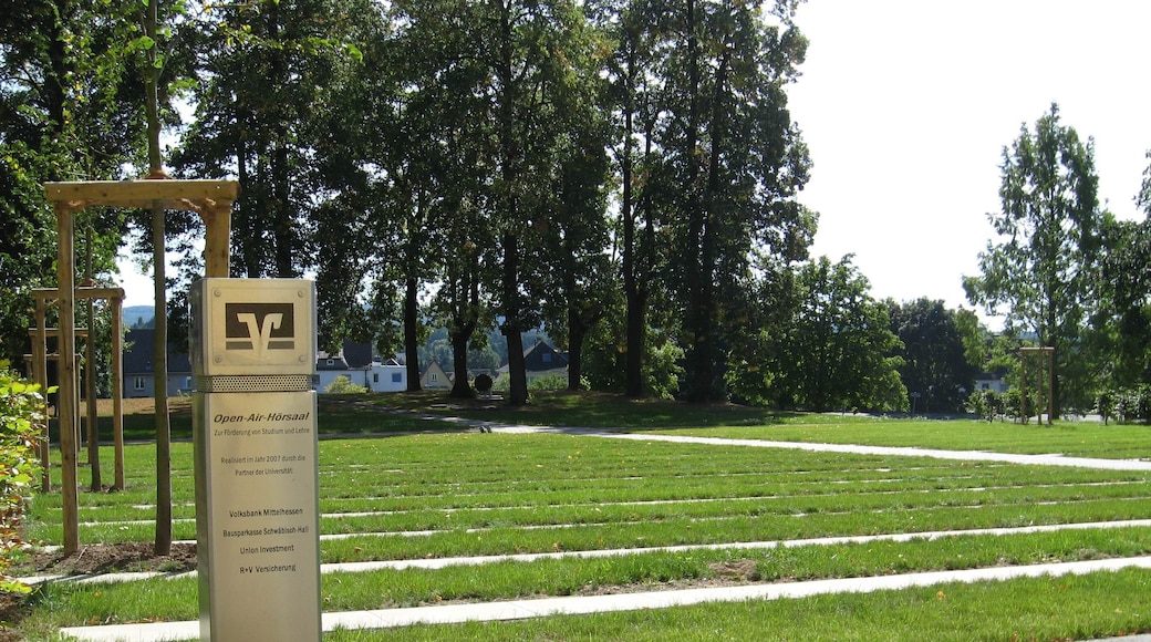 Der Open-Air-Hörsaal am Fachbereich für Wirtschaft und Jura der Justus-Liebig-Universität Gießen