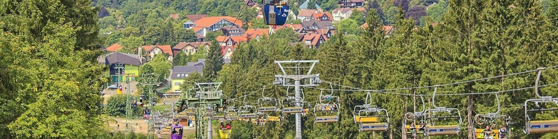 Seilbahn und Sessellift in Hahnenklee-Bockswiese im Harz. Im Sommer ein Paradies für Mountainbiker, im Winter für Ski-Fahrer.
Cablecar and chairlift at Hahnenklee-Bockswiese. A paradise for mountain bikers in summer, for skiing in winter.