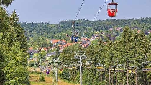 Seilbahn und Sessellift in Hahnenklee-Bockswiese im Harz. Im Sommer ein Paradies für Mountainbiker, im Winter für Ski-Fahrer.
Cablecar and chairlift at Hahnenklee-Bockswiese. A paradise for mountain bikers in summer, for skiing in winter.