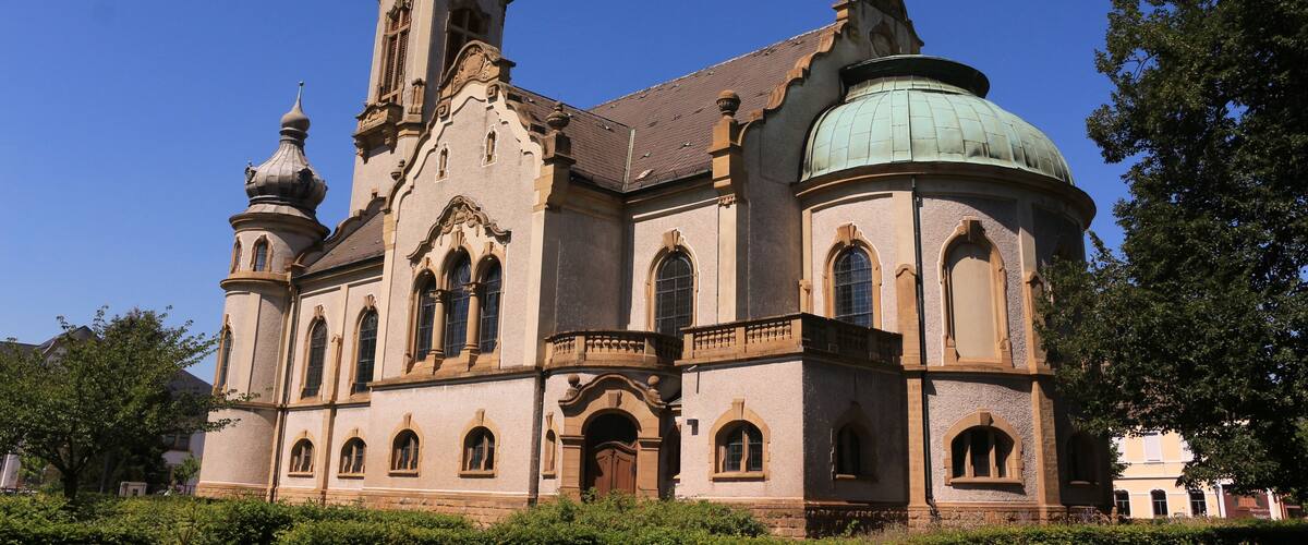 Blick auf die Evangelische Kirche im Zentrum der Stadt Hockenheim in Baden-Württemberg