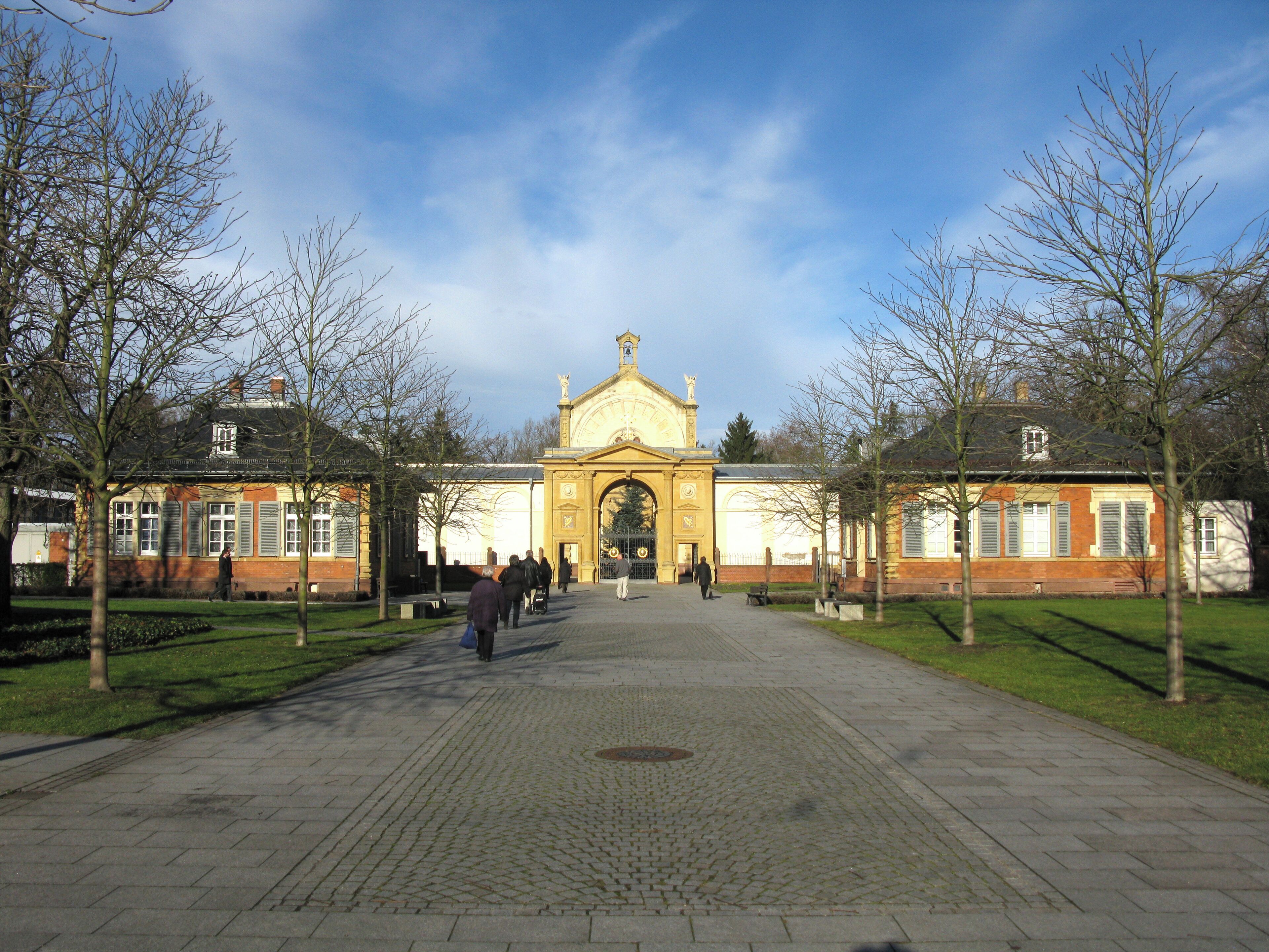 Hauptfriedhof Karlsruhe, Hauptgebäude 1874-76 von Josef Durm mit Verwaltungsgebäuden, die früher als Wohnräume für Friedhofsgärtner und Friedhofsinspektor dienten
