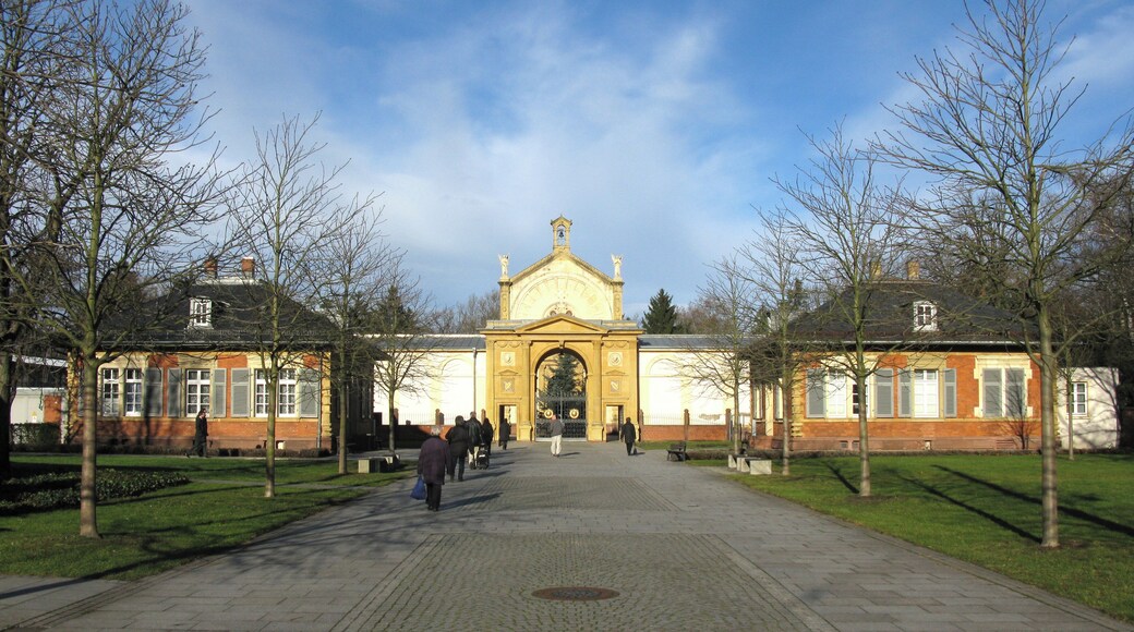 Hauptfriedhof Karlsruhe, HauptgebĂ€ude 1874-76 von Josef Durm mit VerwaltungsgebĂ€uden, die frĂŒher als WohnrĂ€ume fĂŒr FriedhofsgĂ€rtner und Friedhofsinspektor dienten