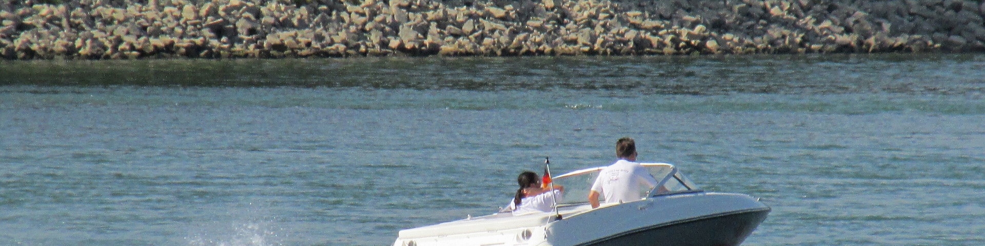 Sportboot auf dem Rhein bei Karlsruhe