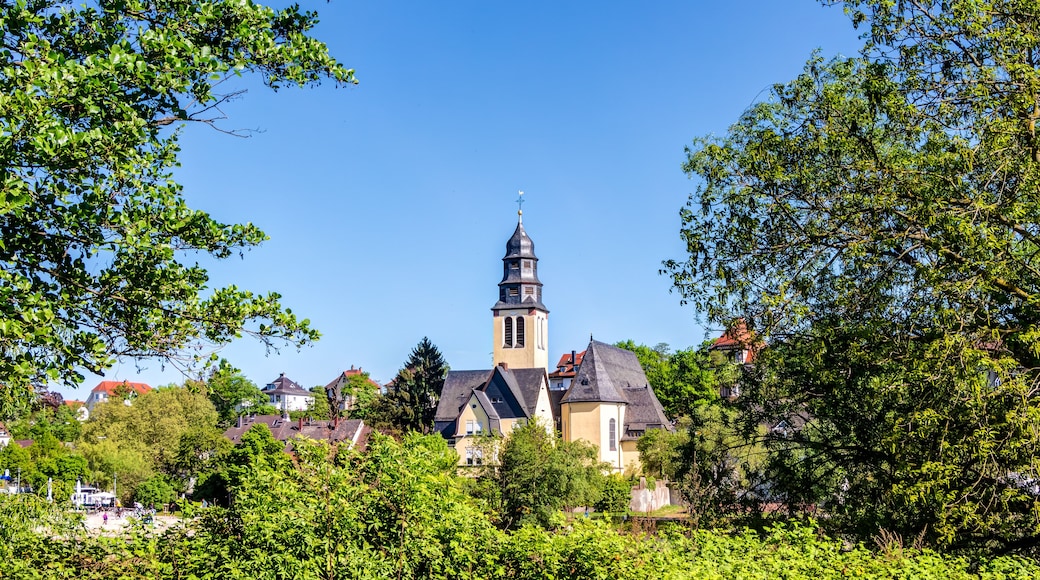 Herz Jesu Kirche im hessischen Kelsterbach an einem sonnigen Tag mit blauem Himmel in Deutschland