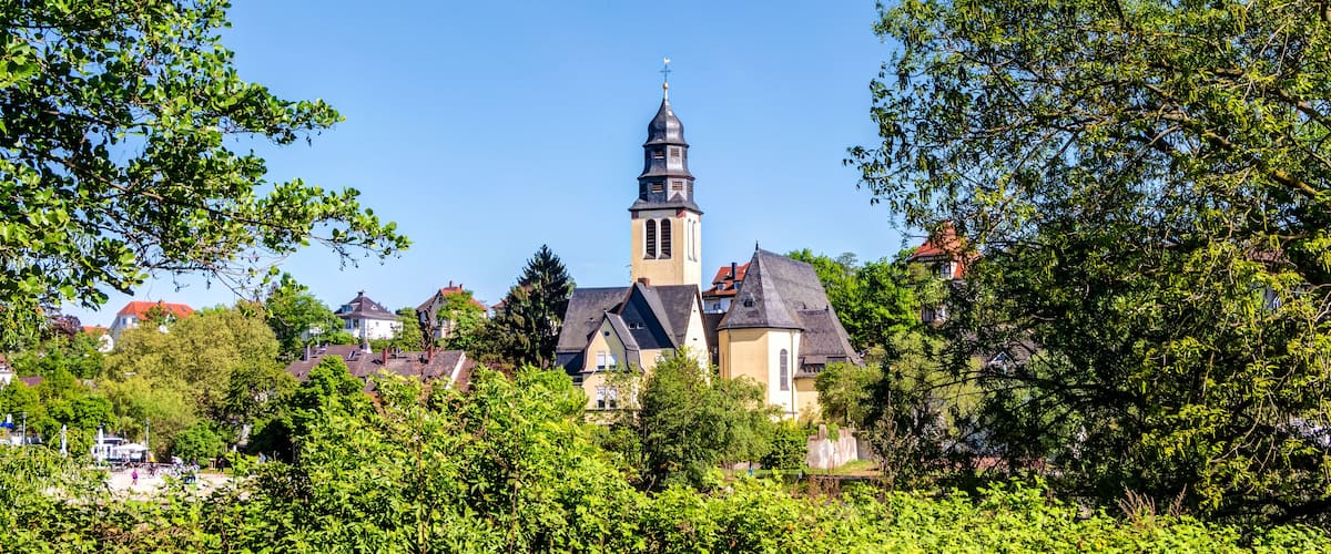 Herz Jesu Kirche im hessischen Kelsterbach an einem sonnigen Tag mit blauem Himmel in Deutschland