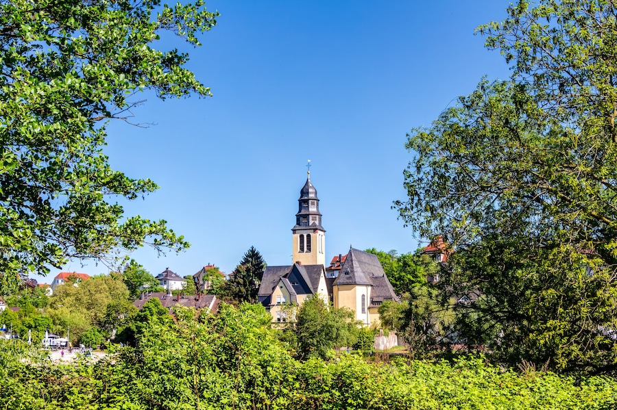 Herz Jesu Kirche im hessischen Kelsterbach an einem sonnigen Tag mit blauem Himmel in Deutschland