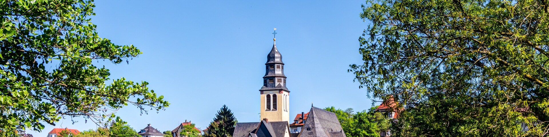 Herz Jesu Kirche im hessischen Kelsterbach an einem sonnigen Tag mit blauem Himmel in Deutschland