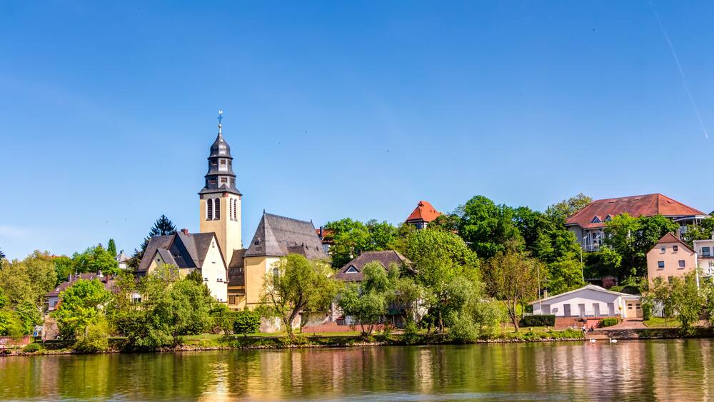 Herz Jesu Kirche im hessischen Kelsterbach an einem sonnigen Tag mit blauem Himmel in Deutschland