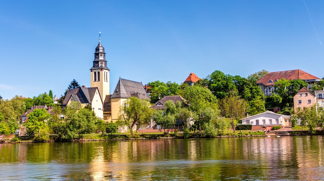 Herz Jesu Kirche im hessischen Kelsterbach an einem sonnigen Tag mit blauem Himmel in Deutschland