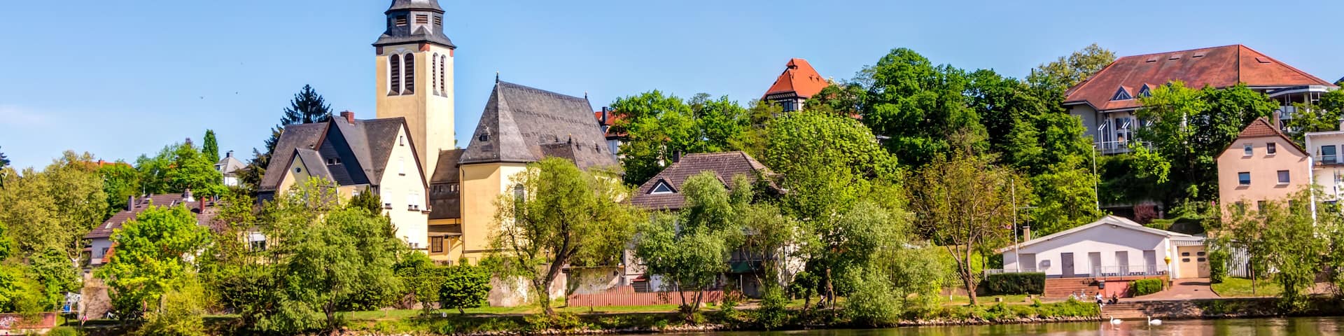 Herz Jesu Kirche im hessischen Kelsterbach an einem sonnigen Tag mit blauem Himmel in Deutschland