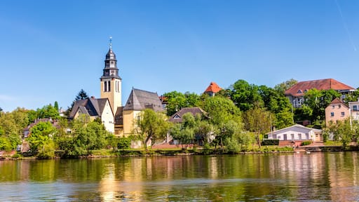 Herz Jesu Kirche im hessischen Kelsterbach an einem sonnigen Tag mit blauem Himmel in Deutschland