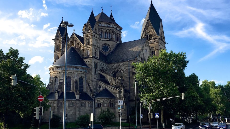 Built at the beginning of the 20th century, the Herz-Jesu-Kirche or "Sacred Heart Church" in Koblenz is one of the most important Neo-Romanesque sacred buildings in Germany. The church was built from 1900 to 1903 to the plans of Ludwig Becker, who would go on to be the Mainz Cathedral master builder. The Herz-Jesu-Kirche was consecrated on 19th May 1904. The church was severely damaged in an air raid in 1944 and was completely burnt out. It was rebuilt from 1950 - 1953 after the Second World War. Koblenz forms the northern limit of the UNESCO Rhine Gorge World Heritage Site.