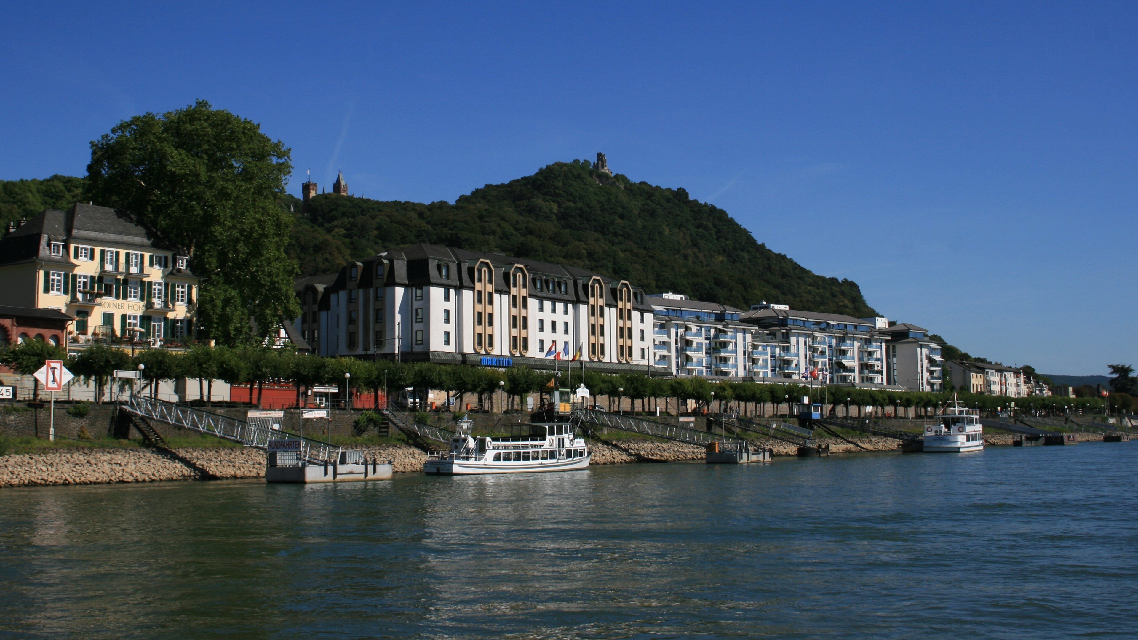 Königswinter presenterar båtkörning, en kuststad och en hamn eller havsbukt