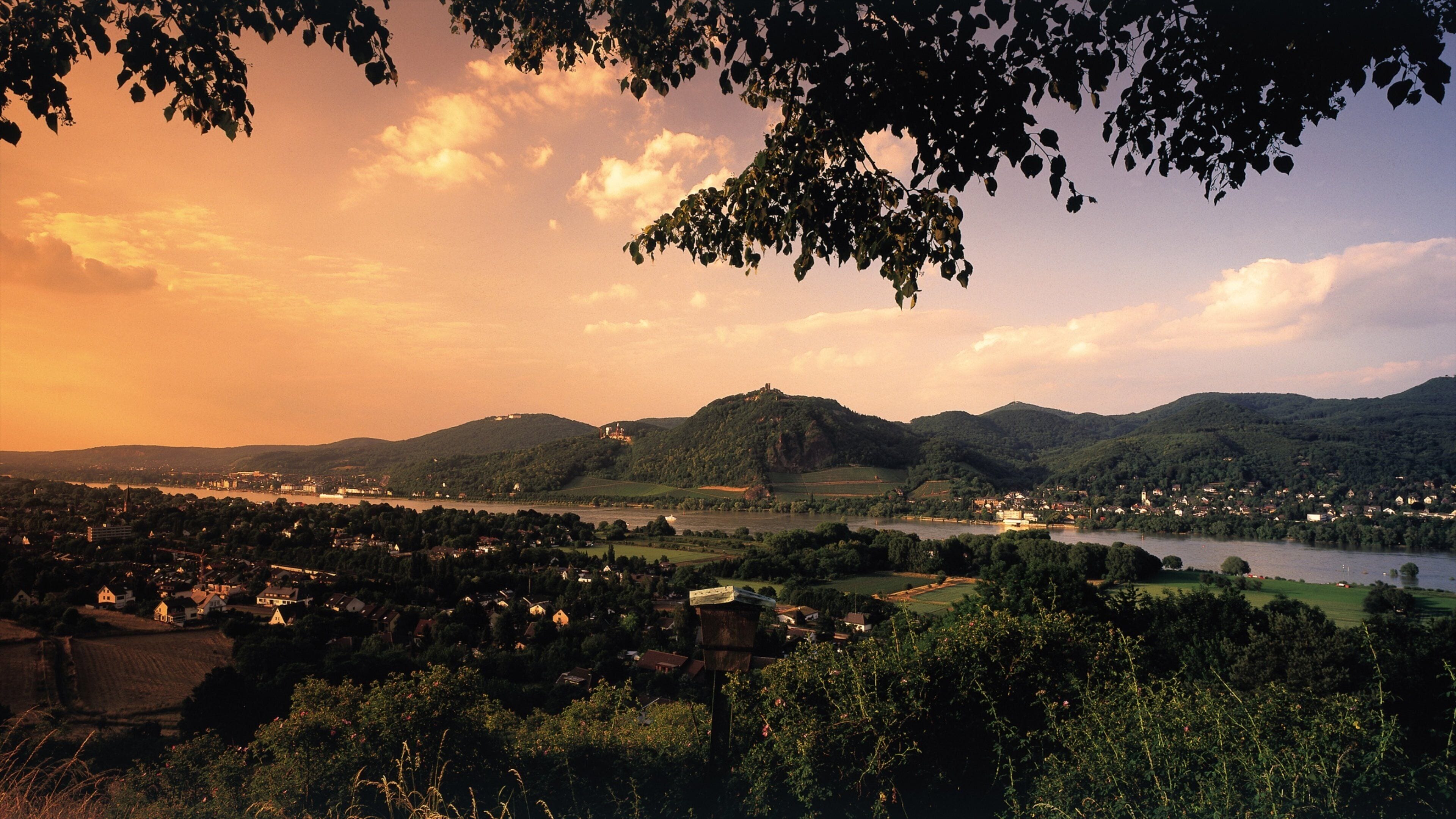 Königswinter som inkluderar en å eller flod, en solnedgång och berg