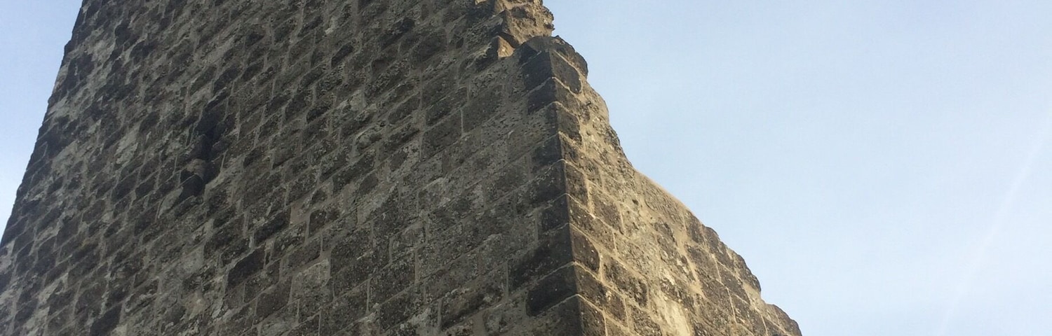 The ruined castle Burg Drachenfels, on the summit of the hill Drachenfels, was built between 1138 and 1167 by Archbishop Arnold I of Cologne. It was originally intended for the protection of the Cologne region from any assault from the south. You can now hike from the base (2.2 km) or take the historic train.