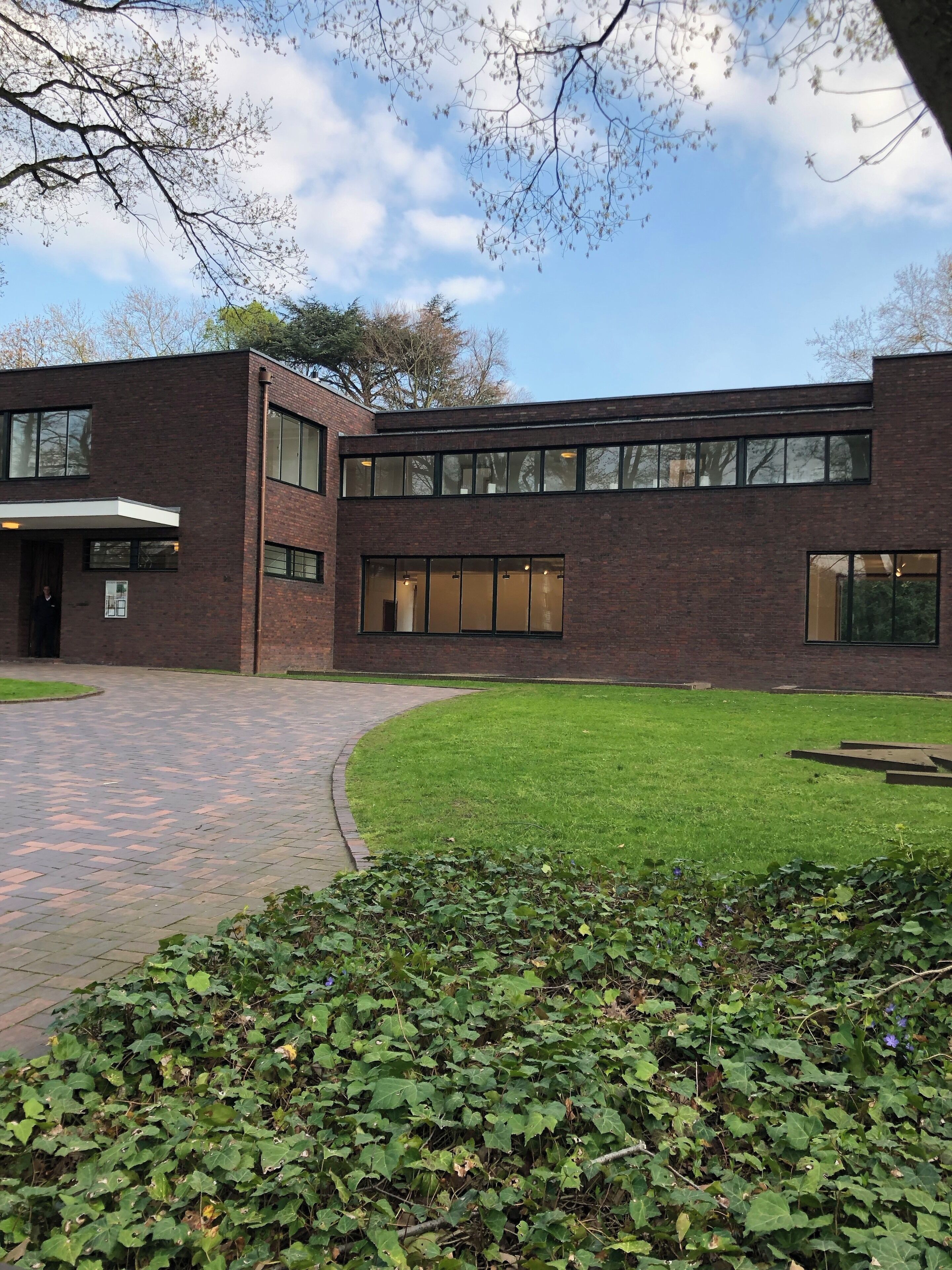 Mies van der Rohe Building... Bauhaus architecture par excellence ❤️