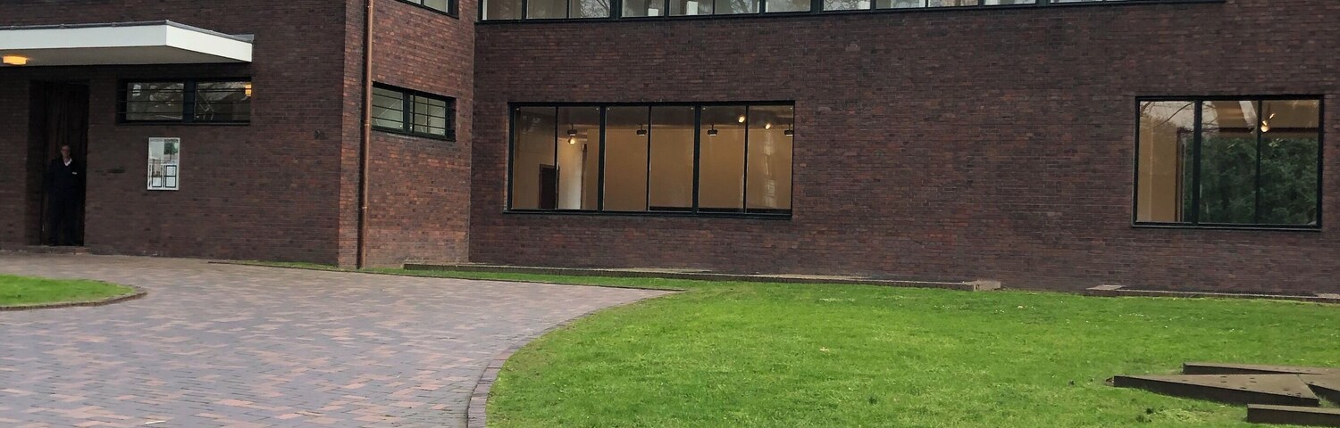 Mies van der Rohe Building... Bauhaus architecture par excellence ❤️