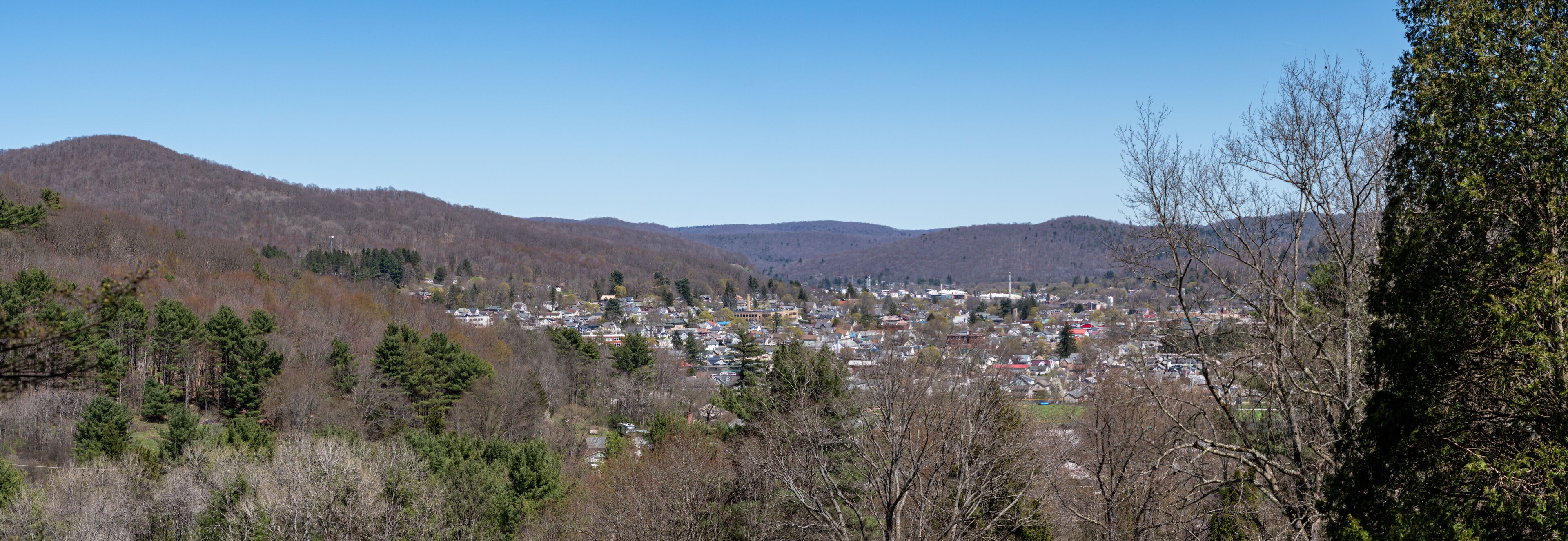Bradford apr 25 2024, early spring bloom copy space natural backgrounds, landscape, Panorama of small USA town