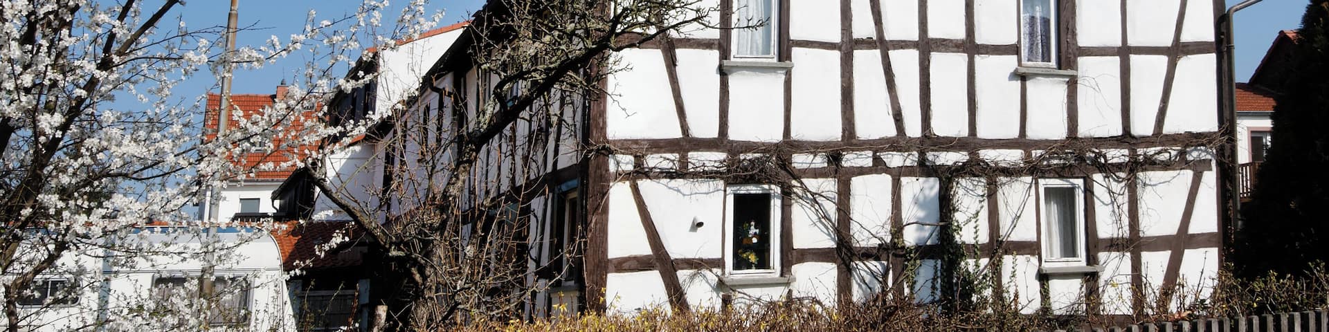 Fachwerkhaus in Langen (Hessen) an der evangelischen Stadtkirche.
