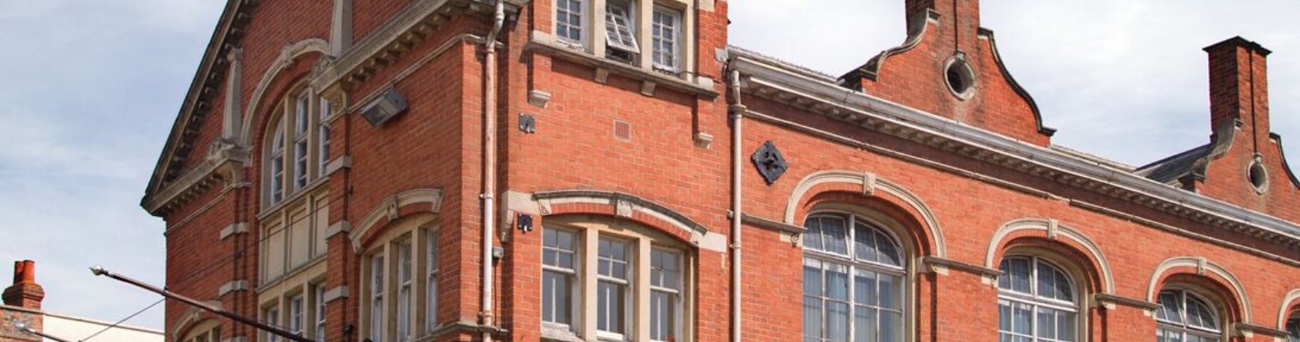 A stroll through the streets of Thame in Oxfordshire, an attractive market town and more of its fair share of public houses offering fine food and drink.