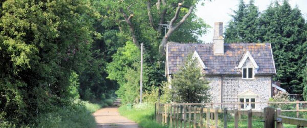 Peddars Way and Cuckoo Lodge The long-distance footpath becomes a track as it passes Slate Plantation to the left and Cuckoo Lodge ahead.
