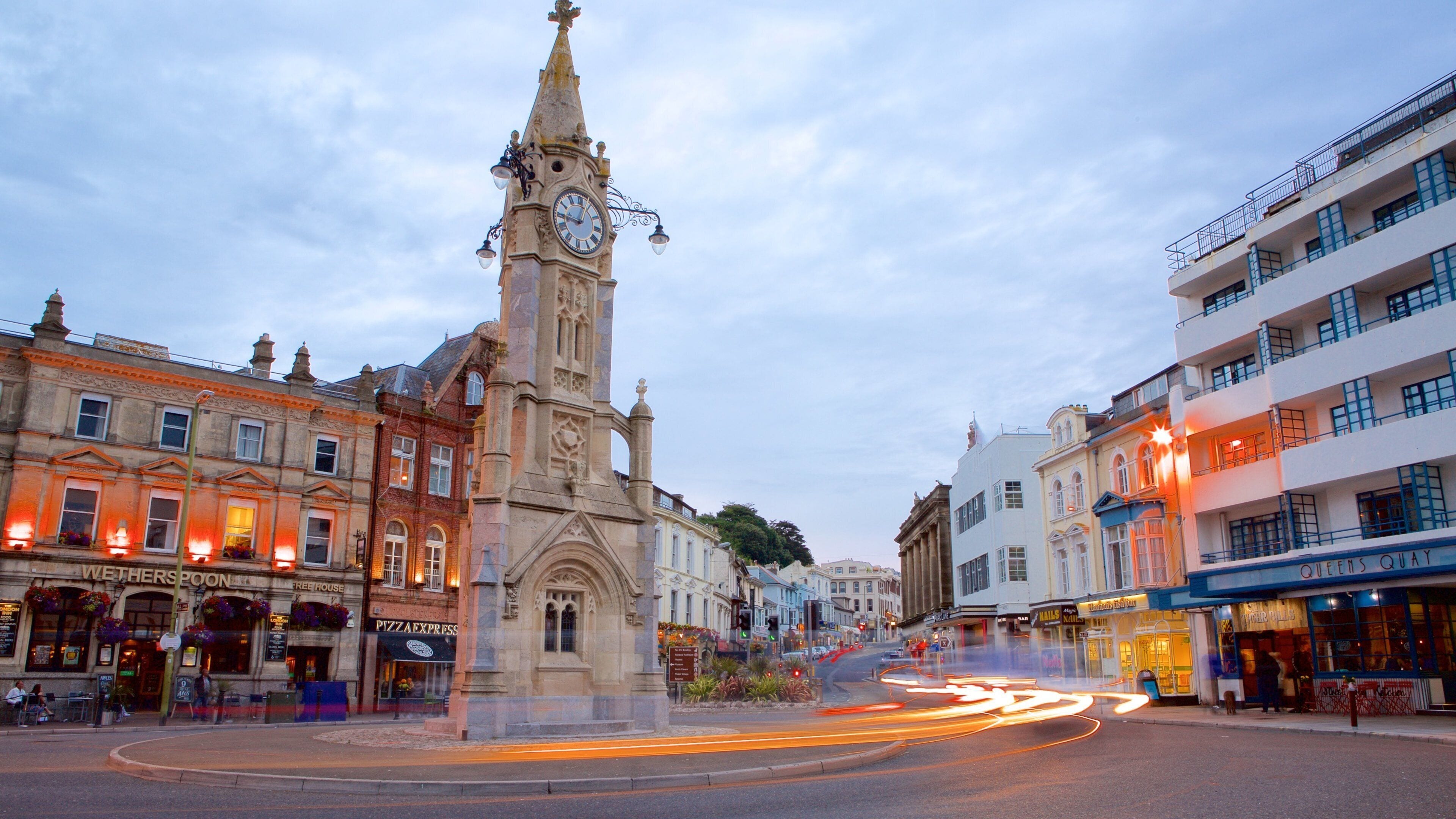 Torquay ofreciendo una ciudad costera y escenas urbanas