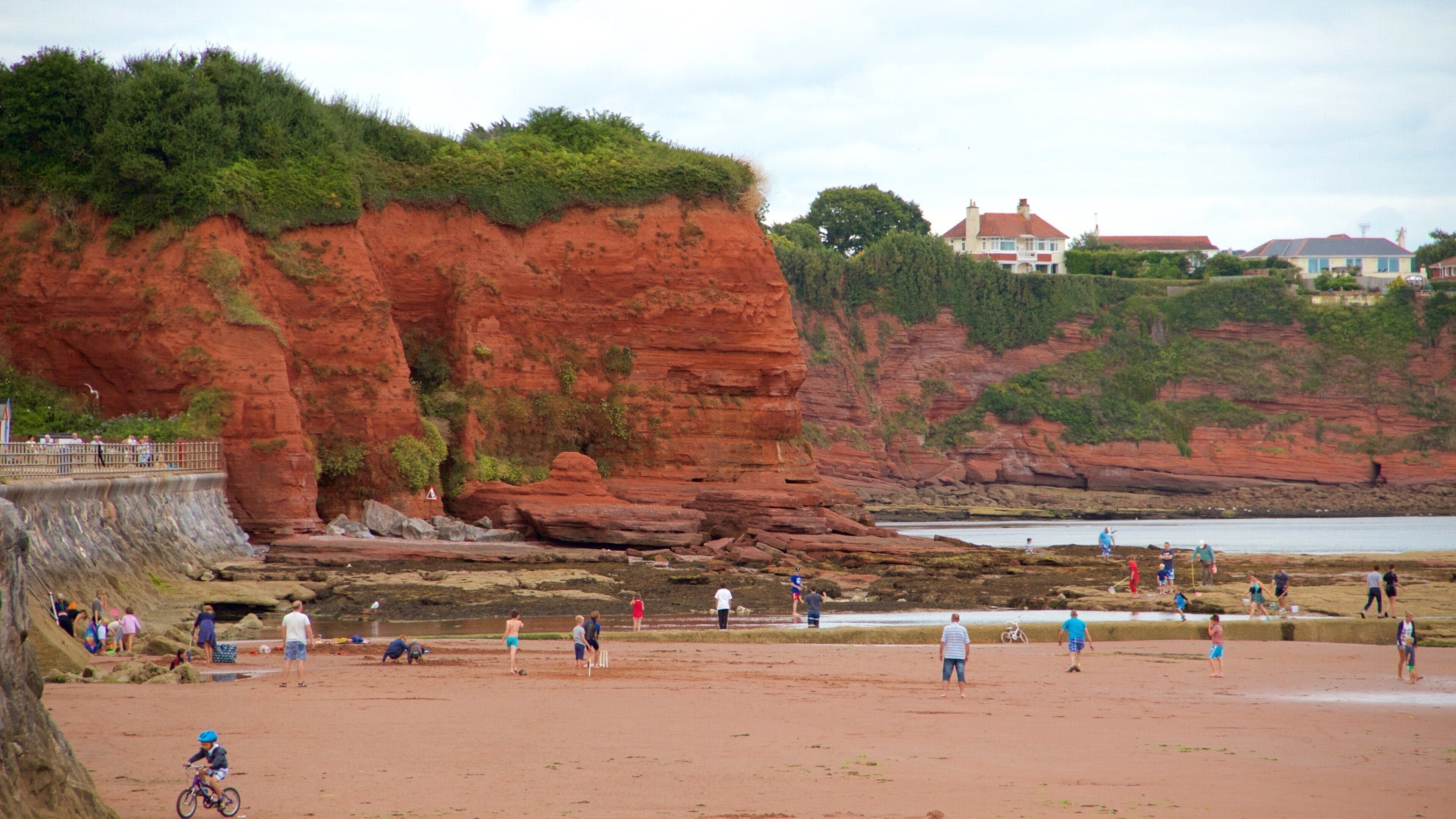 Torquay som viser strand, stenete kystlinje og kyst